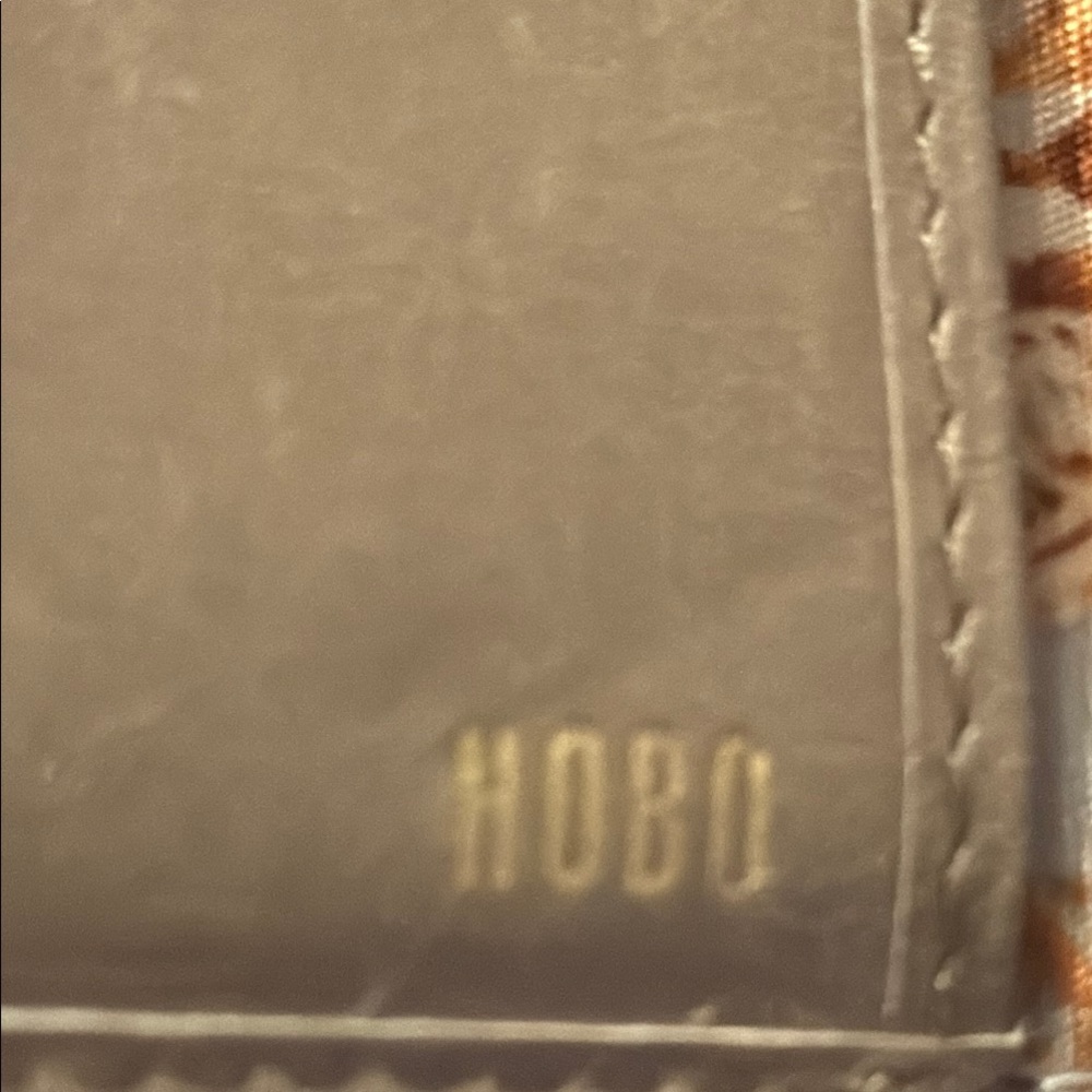 Elegant Robin taupe Wallet by Hobo with gold accents NWT - Picture 4 of 4